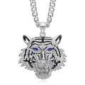 Dettaglio ravvicinato del ciondolo testa di tigre d'argento con occhi blu e zirconi incastonati - Acciaio + Occhi Verdi (Senza Catena)