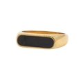 Dettaglio ravvicinato di un anello a sigillo dorato con inserto rettangolare in smalto nero - US 6 / Oro