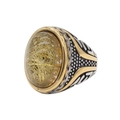 Vue macro d'une bague rétro en acier avec grand quartz rutilé de forme ovale - Bicolore Quartz Rutilé
