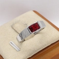 Detalle macro de un anillo ancho de plata con una gema roja profunda rectangular - US 6 / Color Acero con Piedra Roja