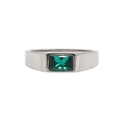 Anillo minimalista de acero plateado con una piedra verde talla esmeralda en engaste bisel - US 6 / Color Acero con Piedra Verde