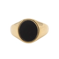 Macro-opname van ovale zwarte edelsteen in een dikke gouden vintage zegelring band - US 7 / Klein / Goud