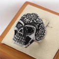 Bague crâne vintage pour hommes en acier titane avec pierres noires et motifs ciselés - US 7 / Bague Yeux Noirs