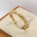 Vintage vergulde titaanstaal ring met ingewikkelde gegraveerde bloemmotieven - US 7 / Goud