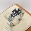 Anello gotico vintage da uomo in acciaio con croce di ferro nera e rilievo a fulmine - US 7 / Color Acciaio
