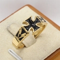 Anello vintage a croce di ferro dorato con smalto nero e dettagli in rilievo - US 7 / Oro