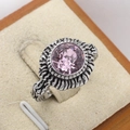 Vintage Herrenring aus Edelstahl mit großem rundem rosa Edelstein und Reliefmustern - US 7 / Rosa