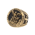 Anello vintage da uomo San Michele in acciaio dorato con incisione a croce e rilievo sacro - US 7 / Oro e Nero