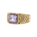 Detalle de anillo dorado para hombre con gema cuadrada púrpura y banda de malla tejida - Tono Dorado Estrás Púrpura Claro