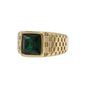 Vista macro de anillo para hombre con gema cuadrada verde y banda con textura de cuadros - Oro Circonita Verde
