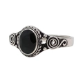 Vintage Edelstahlring mit großem ovalem schwarzem Onyxstein und gravierten Details - US 6 / Stahlfarbe