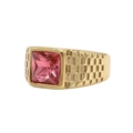 Detalle de piedra cuadrada rosa en anillo dorado con banda de textura de damero - Color Oro Piedra Rosa