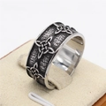 Anello vintage con rilievo a nodo celtico in argento lucido su supporto da esposizione - US 7 / Color Acciaio