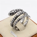 Anillo de serpiente plateado retro con escamas detalladas y diseño en espiral de tres capas - US 7 / Acero con Ojo Negro