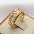 Anello rotante dorato da uomo con occhio della provvidenza e motivi a foglia in rilievo - US 7 / Oro