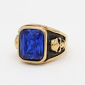 Vintage gouden herenring met een grote rechthoekige blauwe edelsteen en doodskoppen - US 7 / Goud Blauwe Steen