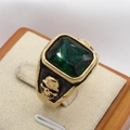 Gothische herenring van goudkleurig titanium met groene steen en doodskoppen - US 7 / Goud Groene Steen