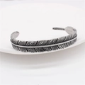 Bracelet jonc ouvert en acier titane pour homme avec motif plume argentée rétro gravée - Forme de Plume (Style 1)