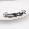 Bracelet jonc plume en acier titane rétro avec texture détaillée au fini argent vieilli - Plume Simple Réaliste (Style 3)