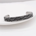 Bracelet jonc ouvert en plumes d'acier inoxydable rétro avec finition argentée vintage - Sculpture de Plume Rétro (Style 4)