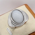 Bague rétro en acier argenté avec grosse pierre ovale grise vue sous un angle de 45 degrés - Couleur Acier Pierre Blanche