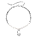 Elegante bracciale a sfere argentate con perle bianche e ciondolo a cuore su sfondo bianco - Color Acciaio