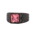 Anillo de hombre en acero de titanio negro con gema rosa cuadrada y textura - Negro Eléctrico (Rhinestone Rosa)