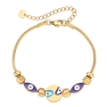 Elegante pulsera de acero de titanio dorado con tres colgantes de ojo turco sobre fondo blanco - Dorado