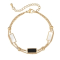 Pulsera minimalista de doble cadena dorada con colgantes de nácar blanco y esmalte negro - Dorado
