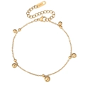 Minimalistisches 18KGP vergoldetes Perlenarmband mit Karabinerverschluss auf weißem Grund - Gold