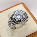 Retro titanium stalen ring met ronde heldere edelsteen en vintage bloemengravure erop - US 7 / Witte Steen