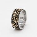 Anillo Viking Valknut plateado con símbolos dorados y fondo negro texturizado - US 7 / Oro y Plata