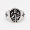 Anillo retro de acero inoxidable con escudo de caballero y detalles de cruz - US 7 / Color Acero