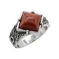 Anillo retro de acero para hombre con piedra de oro cuadrada y relieve en la banda - US 7 / Tono Plateado Piedra de Oro Roja