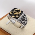 Vintage herenring met gouden schorpioen reliëf op zwart vierkant vlak en zilveren band - US 7 / Tweekleurig (Goud & Zilver)