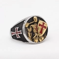 Anillo de escudo de caballero retro en acero plateado con cruz roja y relieve dorado - US 7 / Bicolor (Oro y Plata)