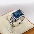 Anillo de acero de titanio para hombre con gran gema azul rectangular y banda de plata - Piedra Azul