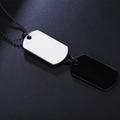 Minimalistische Hip-Hop-Halskette mit schwarz-weißen Doppel-Dog-Tags an einer Kugelkette - Schwarz-Weißer Anhänger