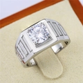 Gros plan d'une bague pour homme en argent avec un gros diamant et des motifs gravés - Taille 7 / Style 03 (R0758) / Acier