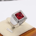 Barock-Ring aus Titanstahl mit quadratischem rotem Edelstein und griechischem Muster - US 7 / Stahl Roter Stein