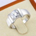 Vue macro d'une bague pour homme en argent avec un gros zircon rond serti à quatre griffes - Taille 7 / Style 10 (R0758) / Acier