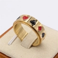 Anello spinner in acciaio inossidabile spazzolato dorato con semi di poker e smalto rosso - US 7 / Oro