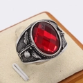 Vintage herenring van titaniumstaal met grote rode edelsteen en roos-gravures - US 7 / Rood
