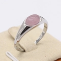 Anello minimalista in argento con gemma rosa ovale su supporto beige sabbiato - Colore Acciaio Pietra Rosa