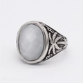 Bague rétro en acier avec pierre grise ovale et reliefs détaillés de palmier - Pierre Blanche