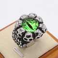 Anello punk rock gotico in acciaio al titanio con occhio di demone verde e teschi - US 8 / Occhi Verdi