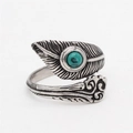 Anillo vintage de plata oxidada con diseño de pluma y piedra turquesa para hombre - US 7 / Color Acero