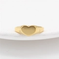 Anello a sigillo a cuore minimalista da donna in finitura dorata spazzolata su base - US 6 / Oro