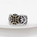 Anillo retro punk para hombre de titanio con grabados barrocos y cruz de hierro dorada - US 7 / Oro y Plata