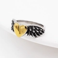 Anello gotico in acciaio al titanio con ali d'argento e un cuore dorato centrale - US 7 / Oro e Argento